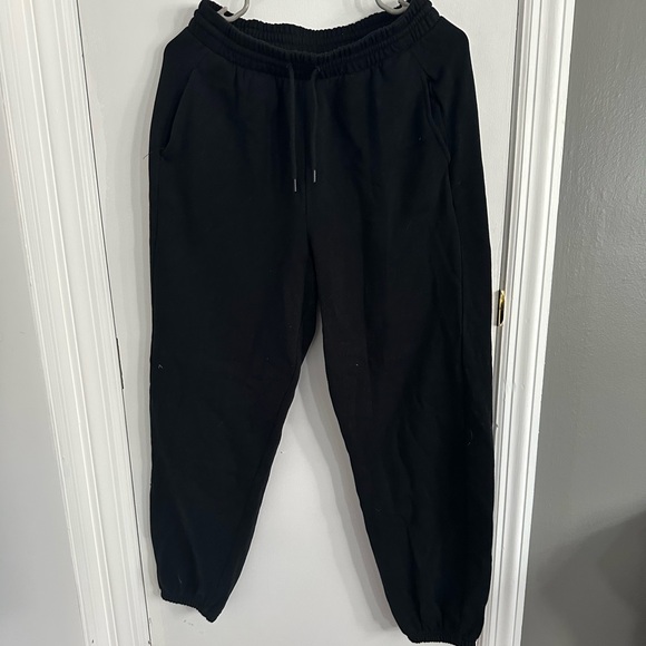 Old navy black jogger sweat pants ( you to , can wear it so well 😊) - Picture 1 of 5